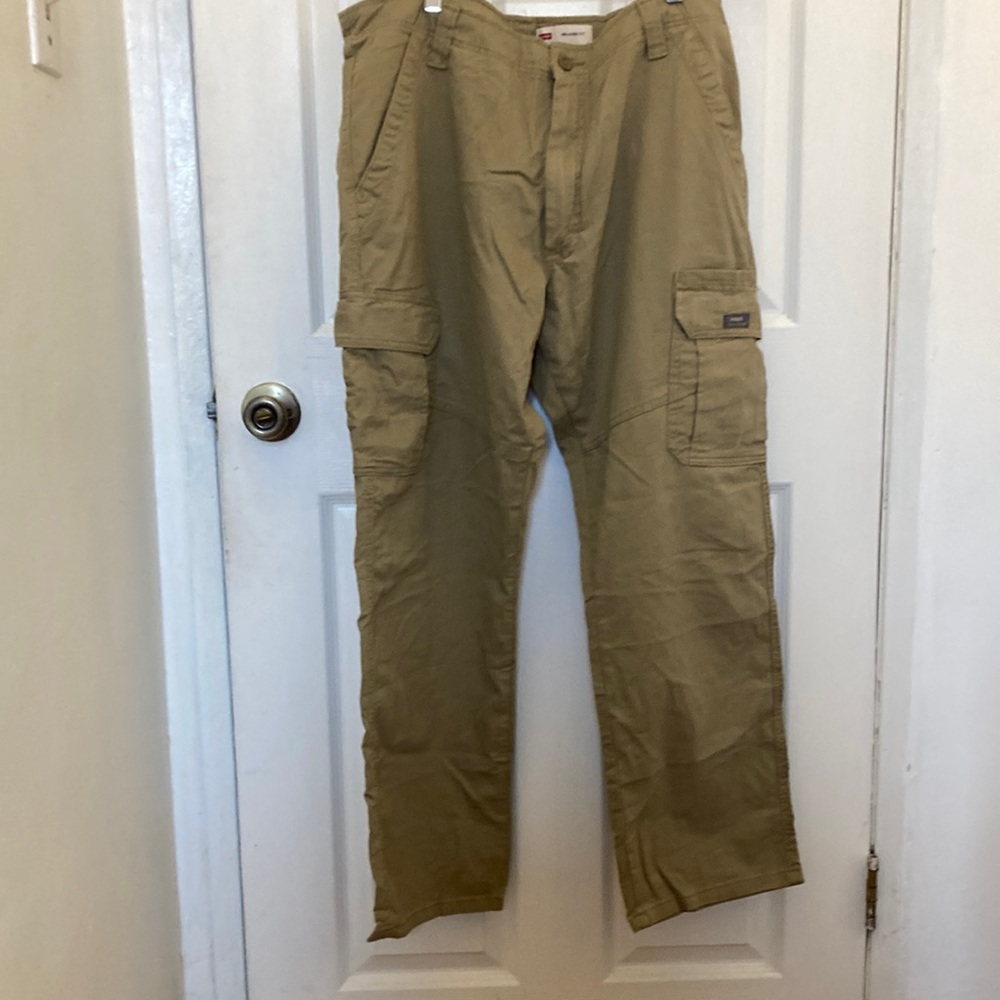 Men’s Wrangler Relaxed Fit Cargo 36x30